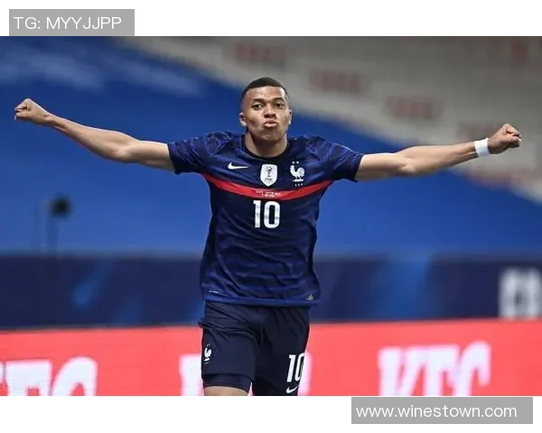 足球明星意外被拽裤子现场尴尬瞬间引发球迷热议与欢笑